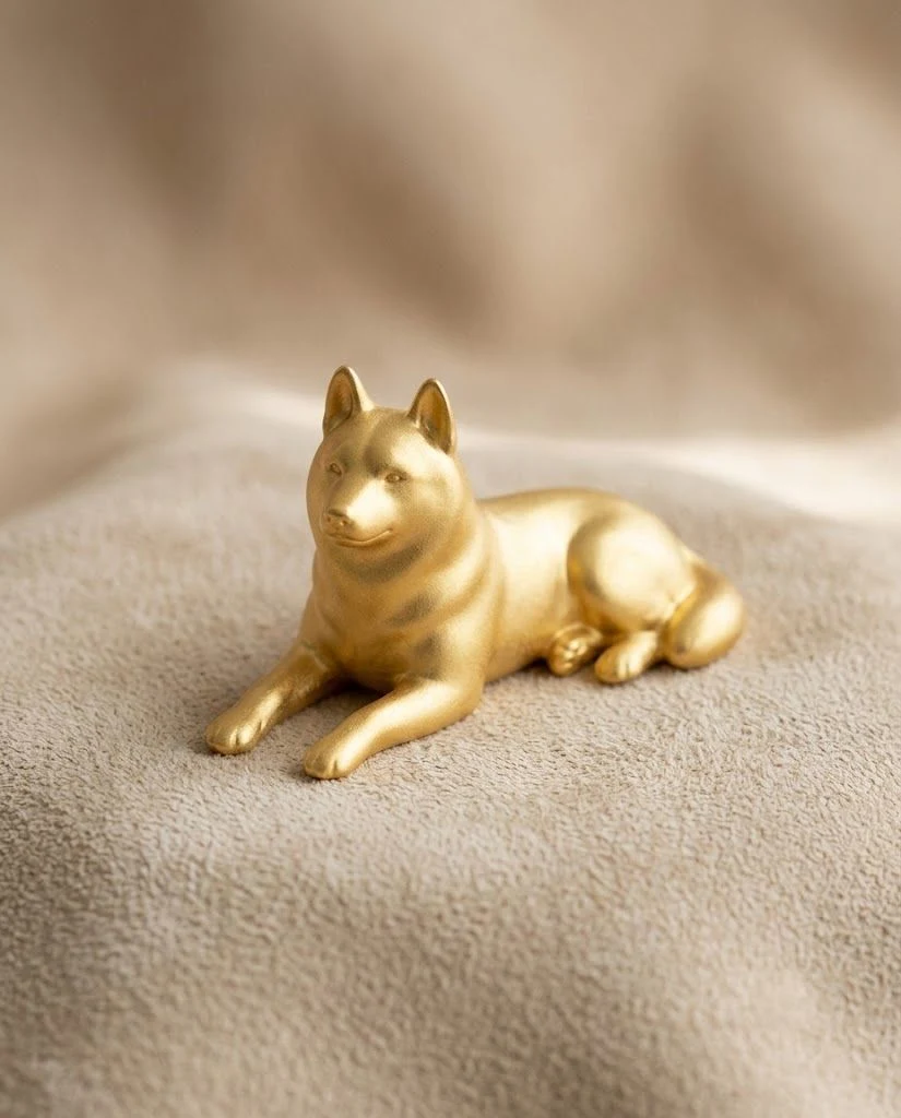 伏せるシンをかたどった純金のフィギュアのイメージ